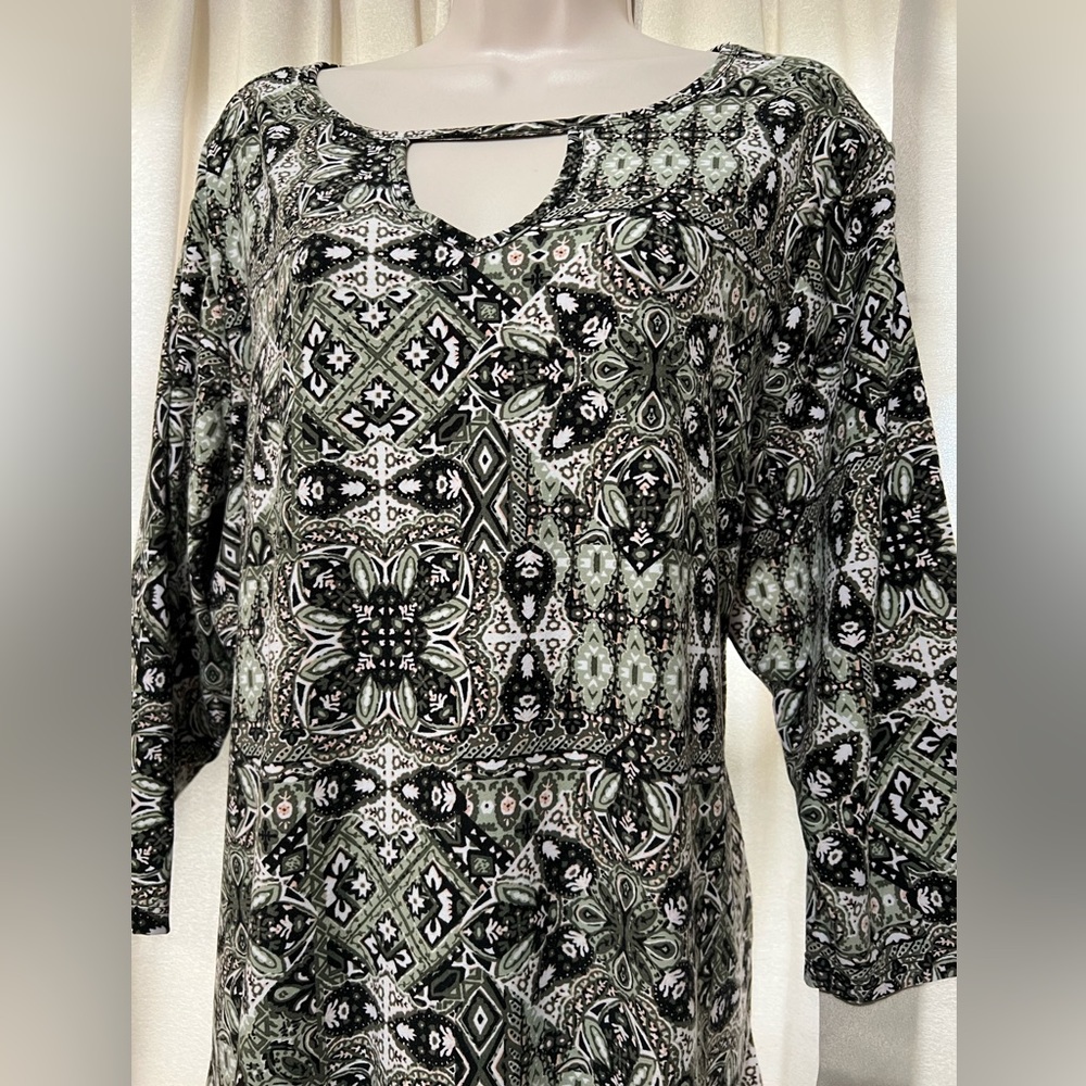 Bobbie Brooks Geometric Design Printed 3/4 Length Blouse - Picture 4 of 8
